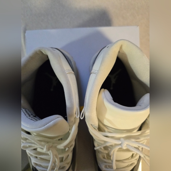 Nike Air Jordan Retro 11 "Neopolitan" Women - Picture 11 of 13